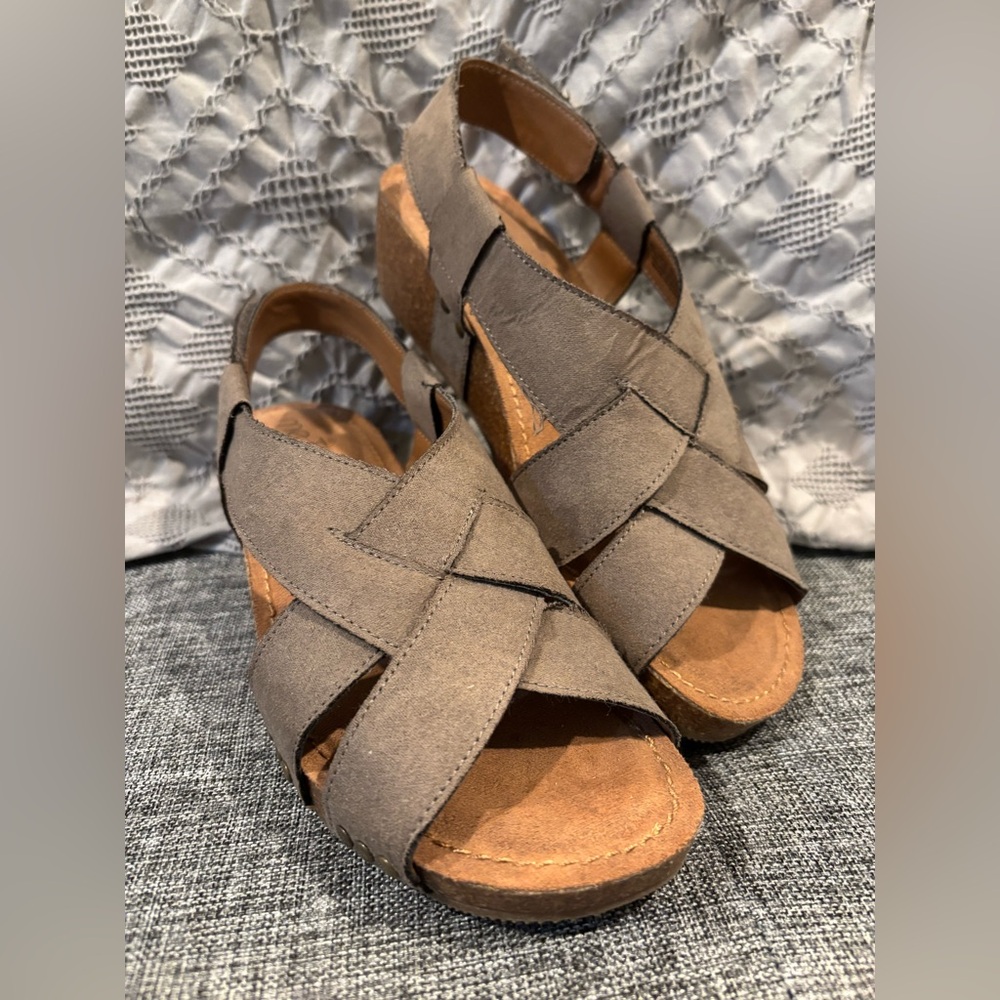 Me Too Brand Velcro Vacation Sandals, Women’s Size 6.5, Like New and Comfortable